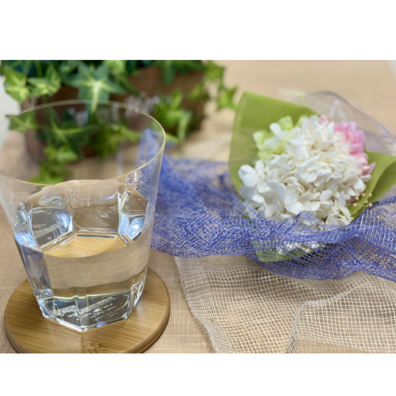 ReVerveリバーブ 土に還るバイオプラスチック製グラスBIO7(350ml)&ソフトフラワー国産アジサイ花束 - コサージュやスワッグにもなるプリザーブドフラワーとグラスのプレミアムギフト | 業界初ノンワイヤー技法使用(針金・ワイヤー不使用)バンブーコースターと品質証明カード付き - 画像 (4)