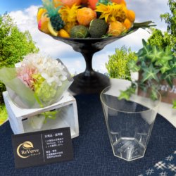 ReVerveリバーブ 土に還るバイオプラスチック製グラスBIO7（350ml）＆ソフトフラワー国産アジサイ花束 - コサージュやスワッグにもなるプリザーブドフラワーとグラスのプレミアムギフト | 業界初ノンワイヤー技法使用（針金・ワイヤー不使用）バンブーコースターと品質証明カード付き