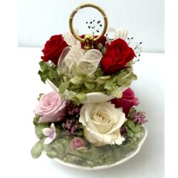 【フラワーカクテル】スイーツスタンド プリザーブドフラワー アレンジギフト 2段スタンド／クリアギフトケース入り（高さ16cm×幅12cm×奥行12cm)